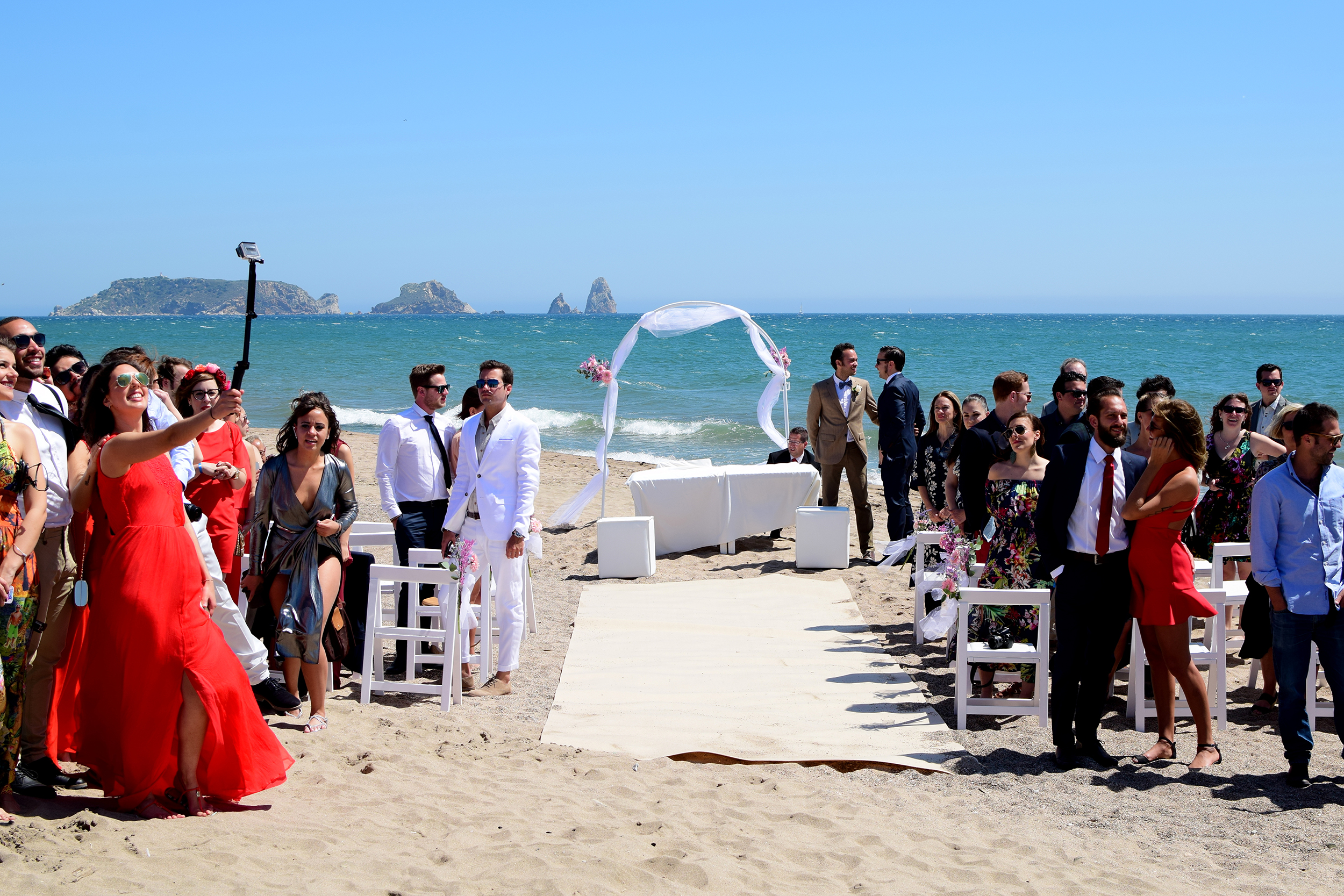 Fotografías de la boda realizada en el Camping Delfín Verde, con su ceremonia  celebrada en la playa de La Fonollera de Torroella de Montgri, cerca de la Gola de Ter y delante de Les Illes Formigues.