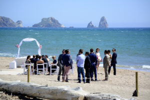 Fotografías de la boda realizada en el Camping Delfín Verde, con su ceremonia celebrada en la playa de La Fonollera de Torroella de Montgri, cerca de la Gola de Ter y delante de Les Illes Formigues.