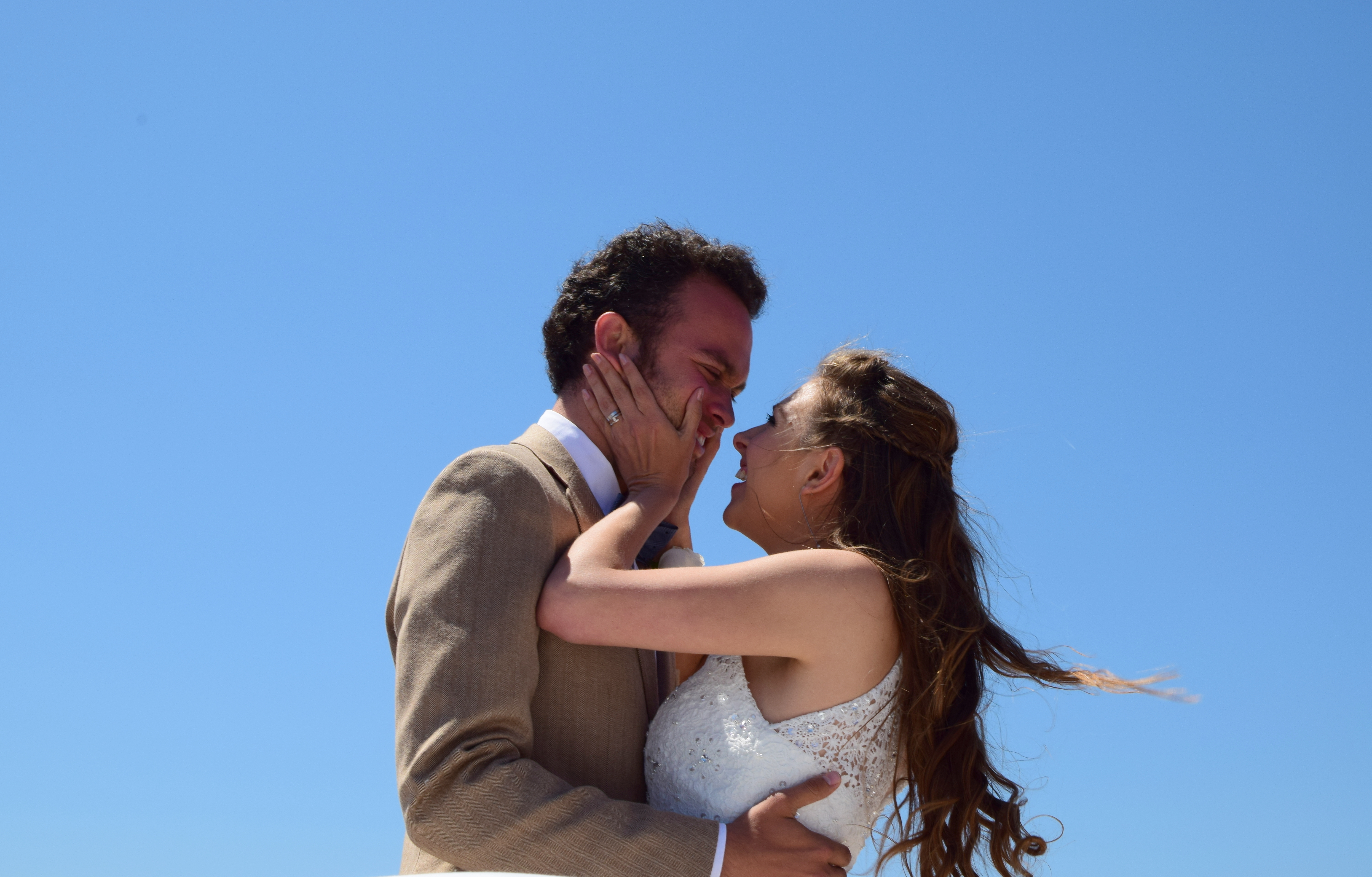 Fotografías de la boda realizada en el Camping Delfín Verde, con su ceremonia celebrada en la playa de La Fonollera de Torroella de Montgri, cerca de la Gola de Ter y delante de Les Illes Formigues.